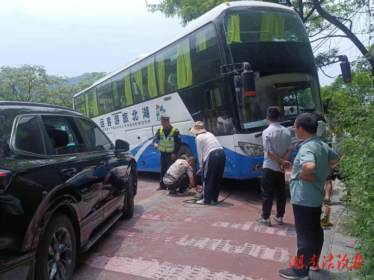 矮寨交警快速處置故障大巴護航道路安全
