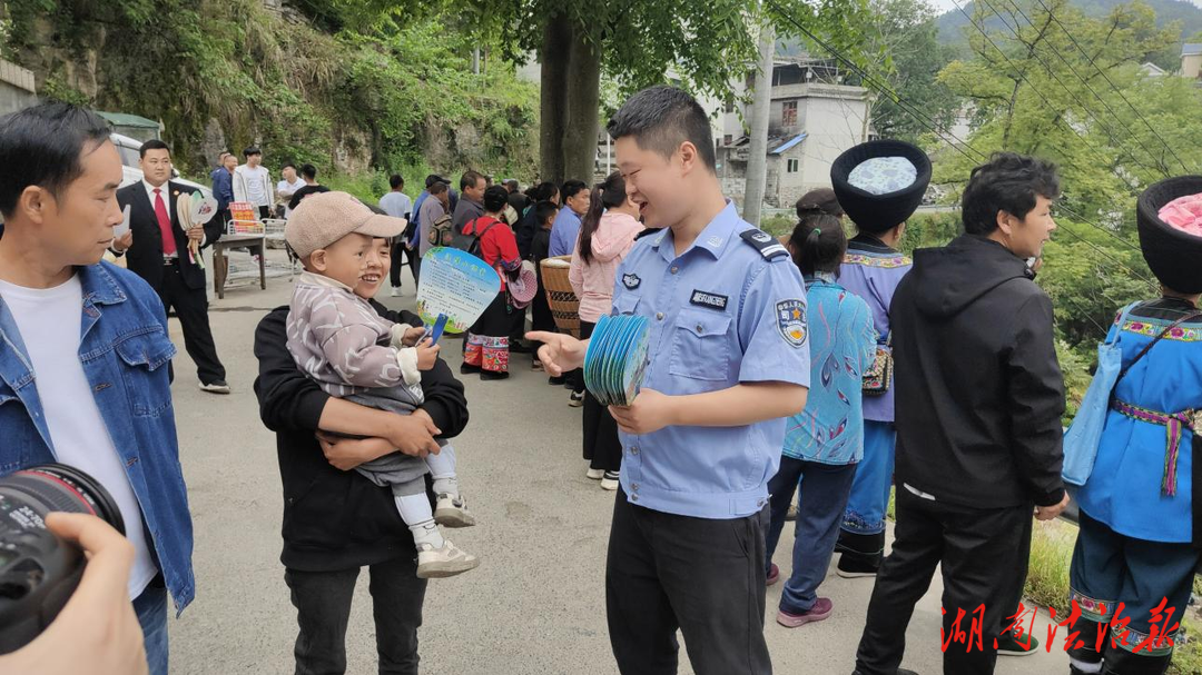 鳳凰縣山江司法所：普法小扇子助力苗族“四月八”跳花節(jié)