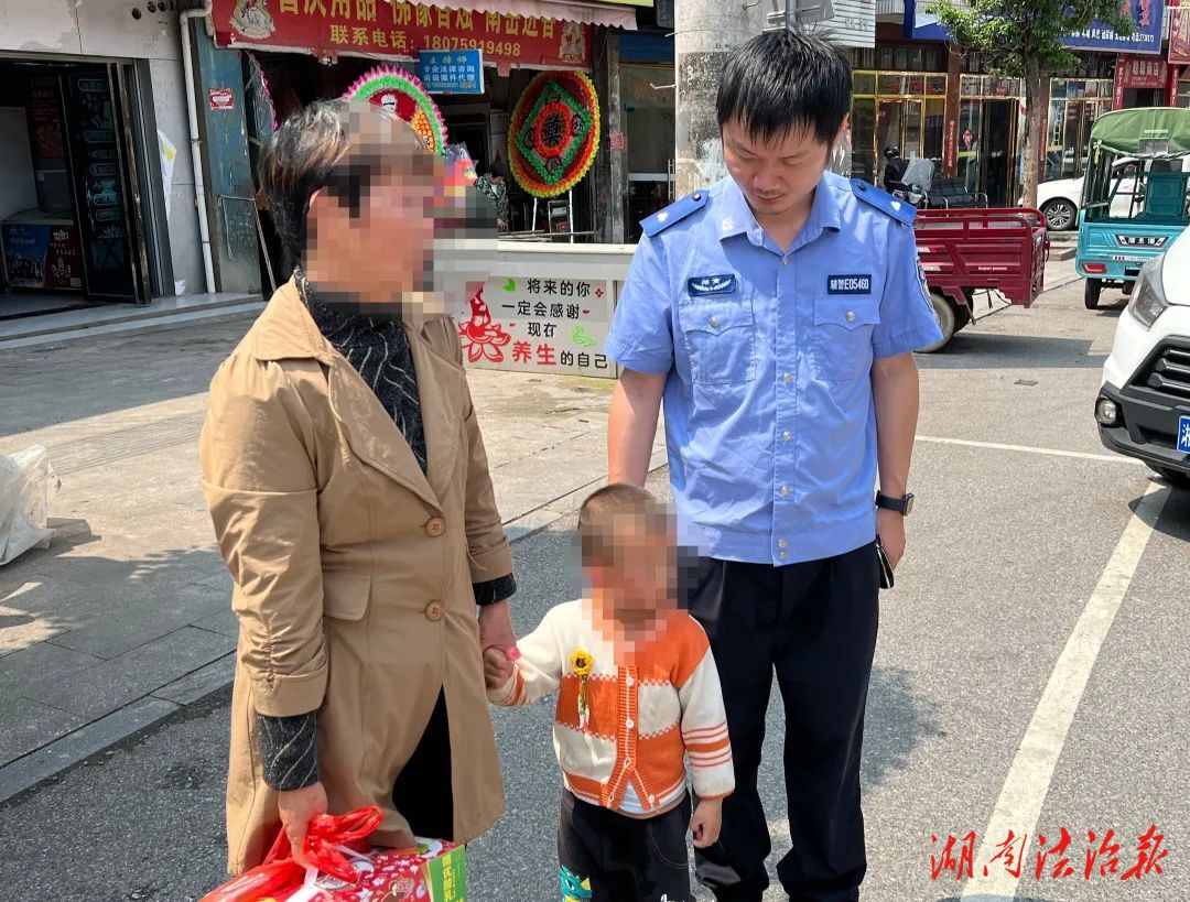 萌娃貪玩走失上公路 警民熱心接力找家人