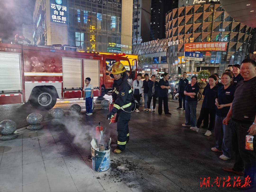 五一守護(hù)“夜安全”！新邵縣消防救援大隊深入人員密集場所開展夜間消防演練及培訓(xùn)