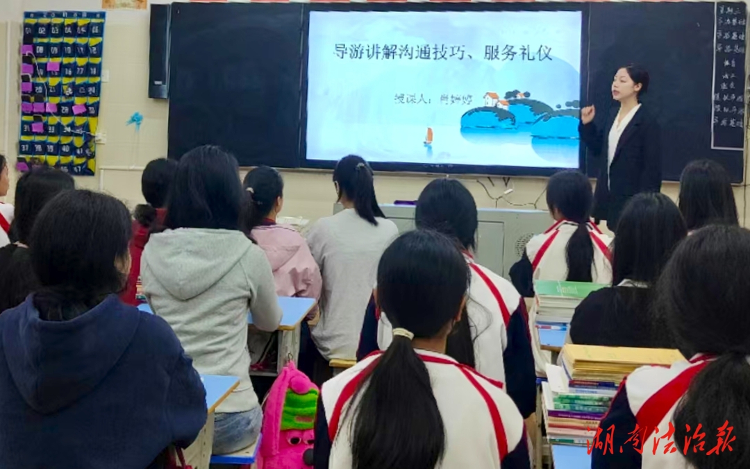 新田縣職業(yè)中專與縣語言藝術(shù)名師工作室聯(lián)合開展旅游服務(wù)語言藝術(shù)專題教研活動(dòng)