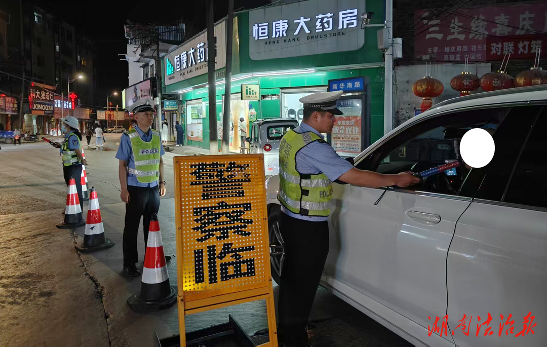 新田交警：“五一”執(zhí)法不打烊 嚴(yán)查酒醉駕違法行為