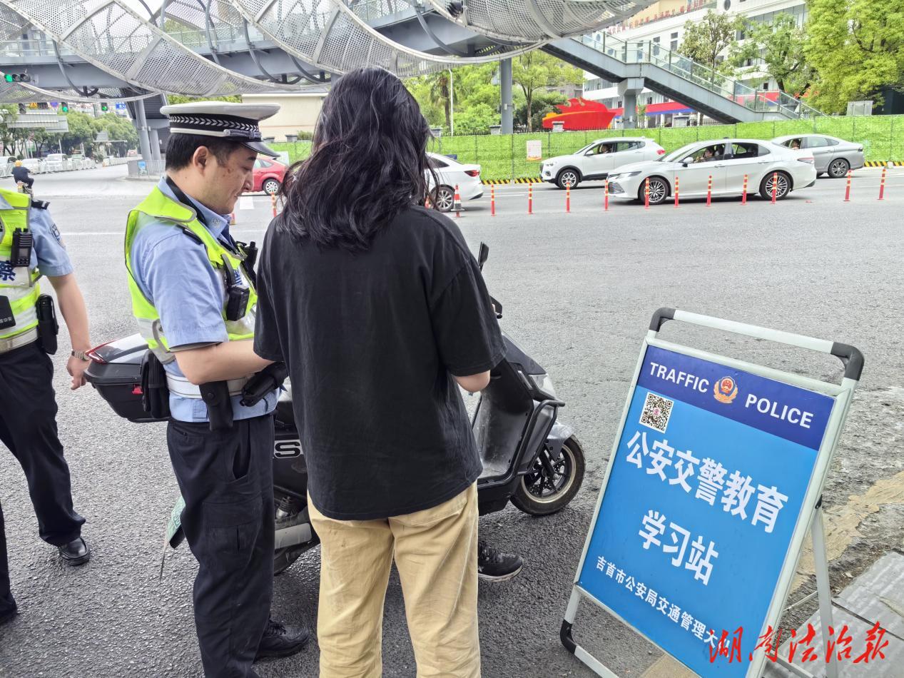 吉首交警：文明勸導(dǎo)出新招“朋友圈”里話安全