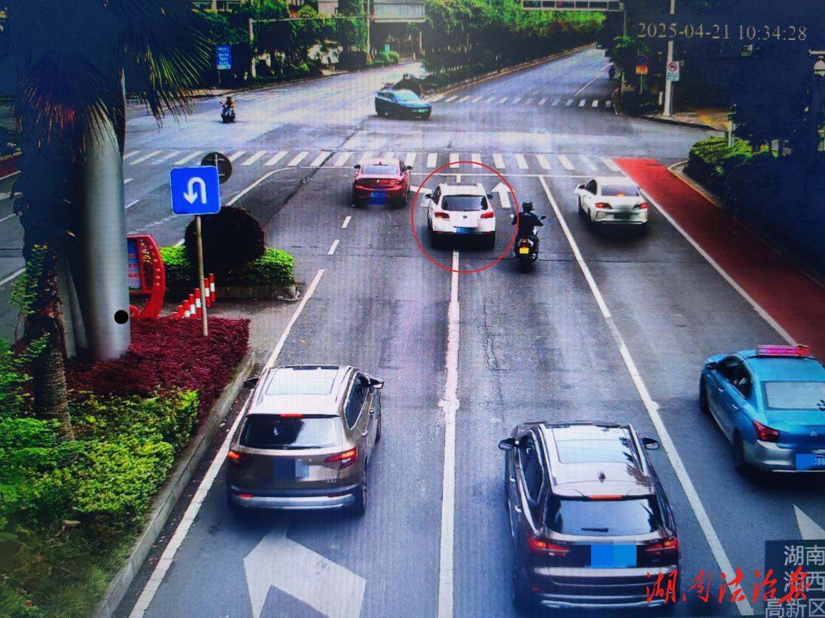 莫越道路“生命線”！吉首交警查處一起違規(guī)跨越實(shí)線案