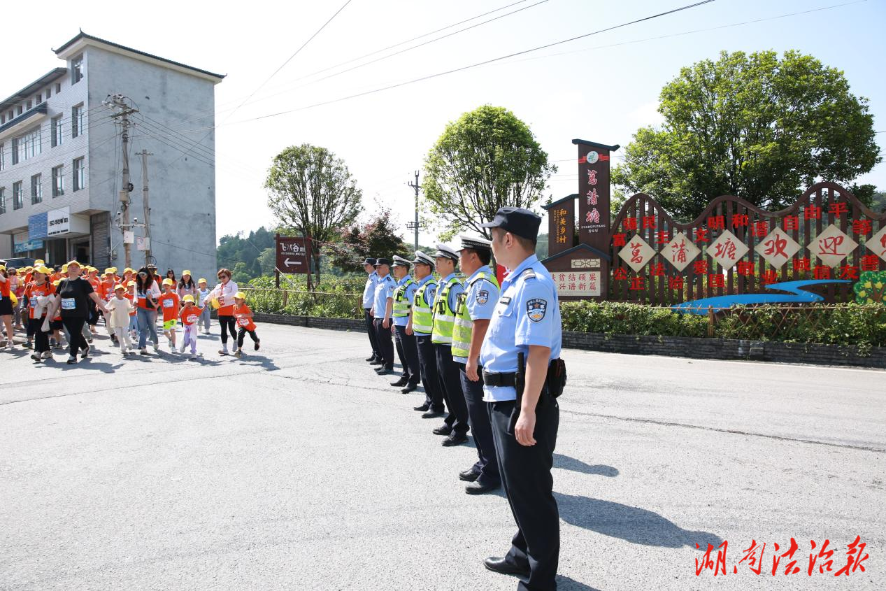 鳳凰公安 “警” 然有序 護(hù)航少兒健走 “趣” 出發(fā)