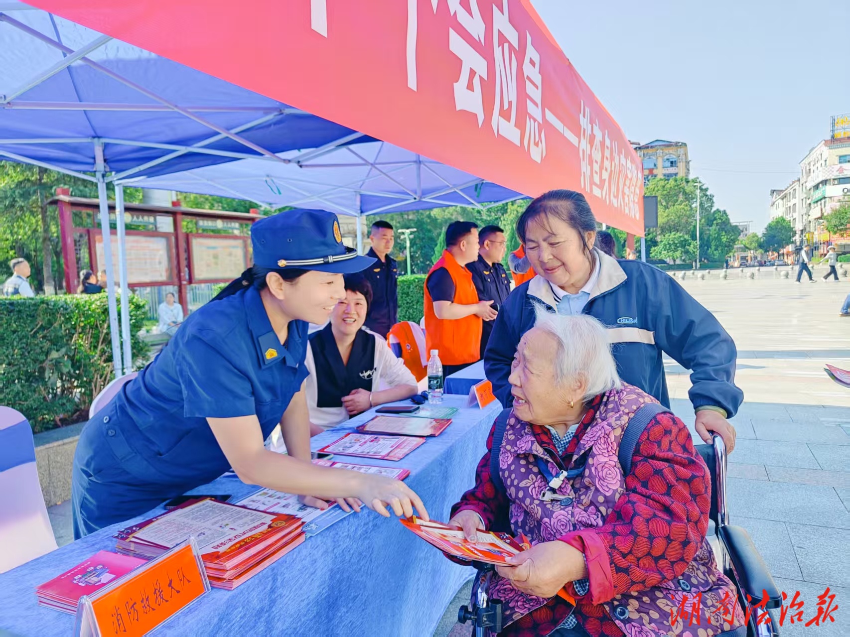以“知”防“火”！洞口縣消防救援大隊開展防災(zāi)減災(zāi)日宣傳活動