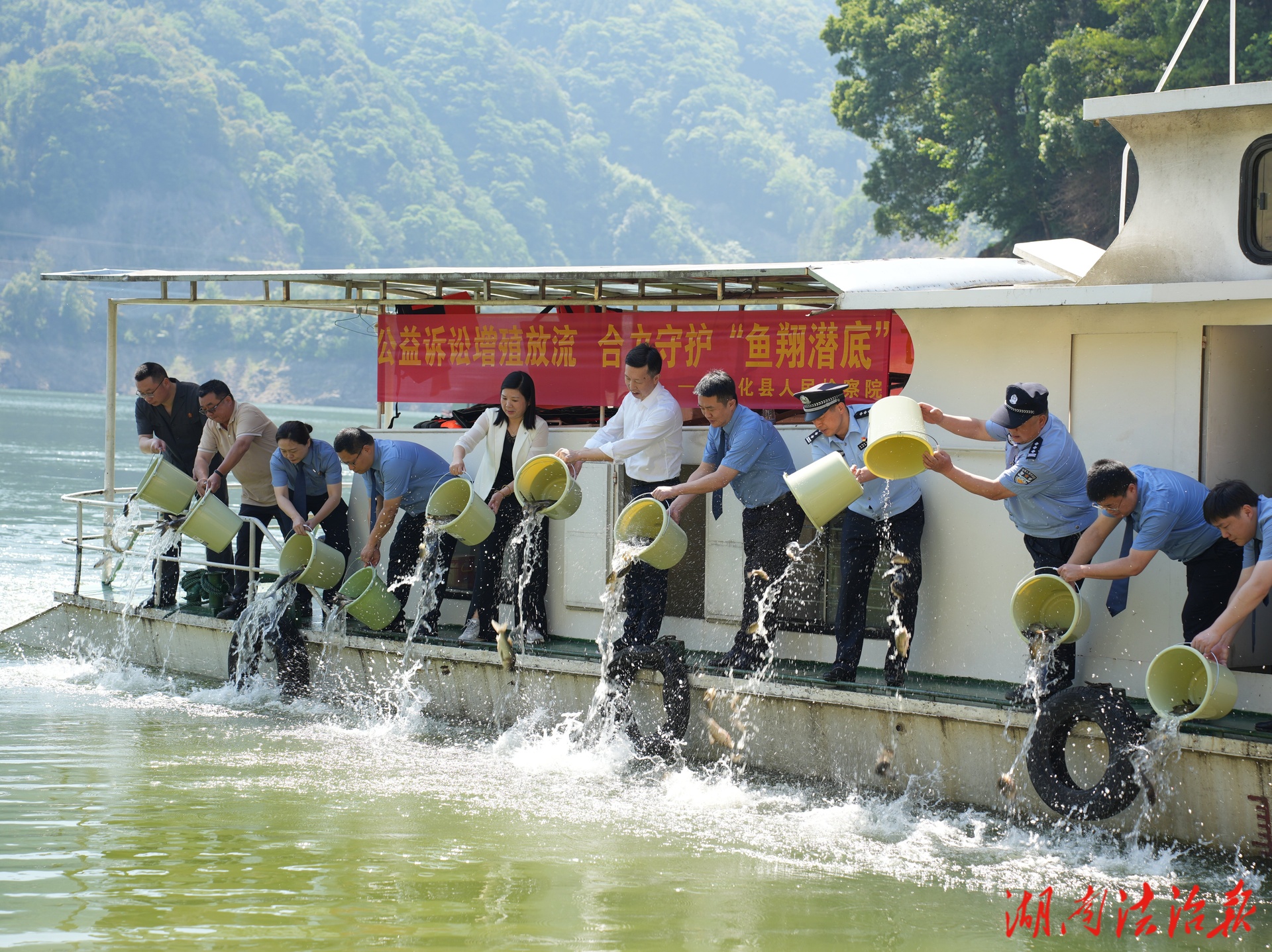 “檢察藍(lán)”助力“生態(tài)綠”—市、縣兩級(jí)檢察院聯(lián)合開展增殖放流活動(dòng)