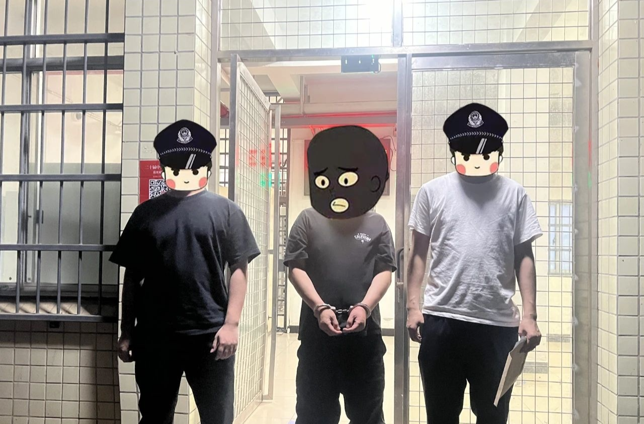 一男子“拉車門”盜竊，經(jīng)開警方迅速拿下！
