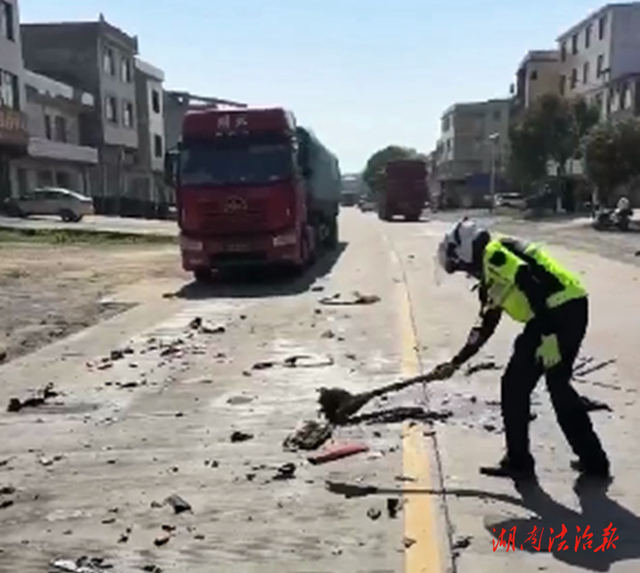 道縣：路面拋灑雜物“攔路” 交警化身“清潔工”