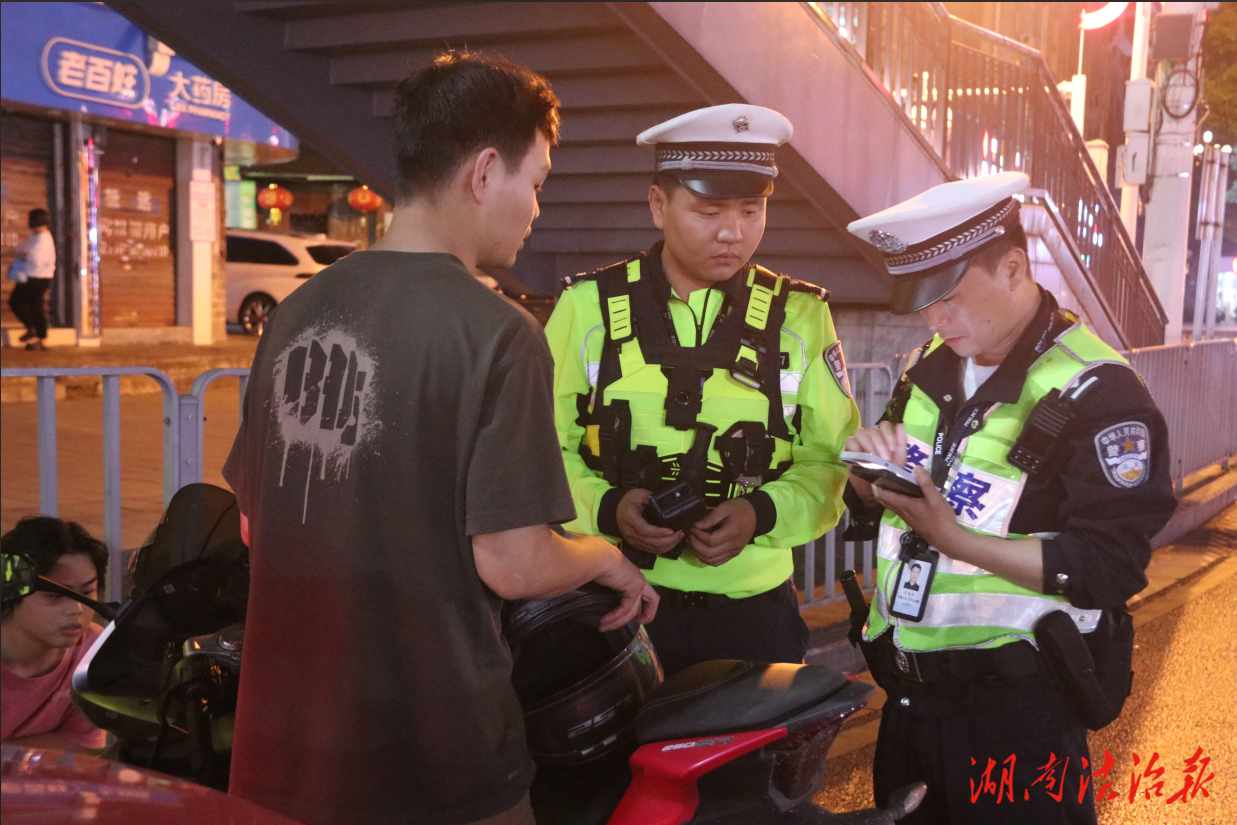 吉首交警夜查“飆車炸街”，守護城市寧靜交通