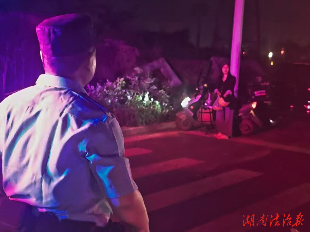 龍山公安：夜戰(zhàn)油跡除險情 護民安寧警徽熠