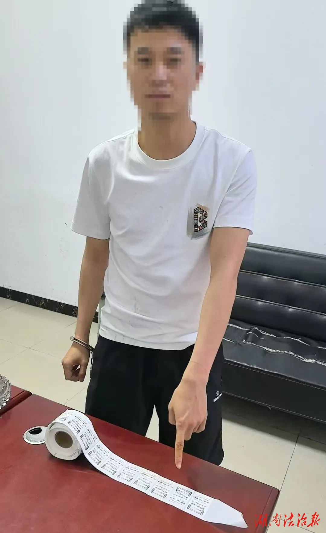 邵東一男子深夜街頭張貼“涉黃”小卡片，警民聯(lián)手抓現(xiàn)行