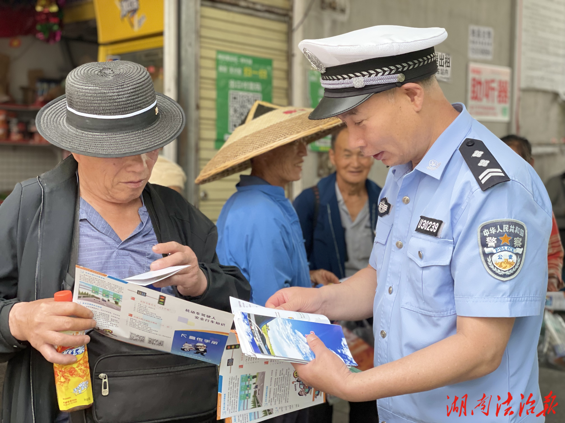 鳳凰公安交警巧借鄉(xiāng)村“趕集日” 開(kāi)展零距離交通安全宣傳