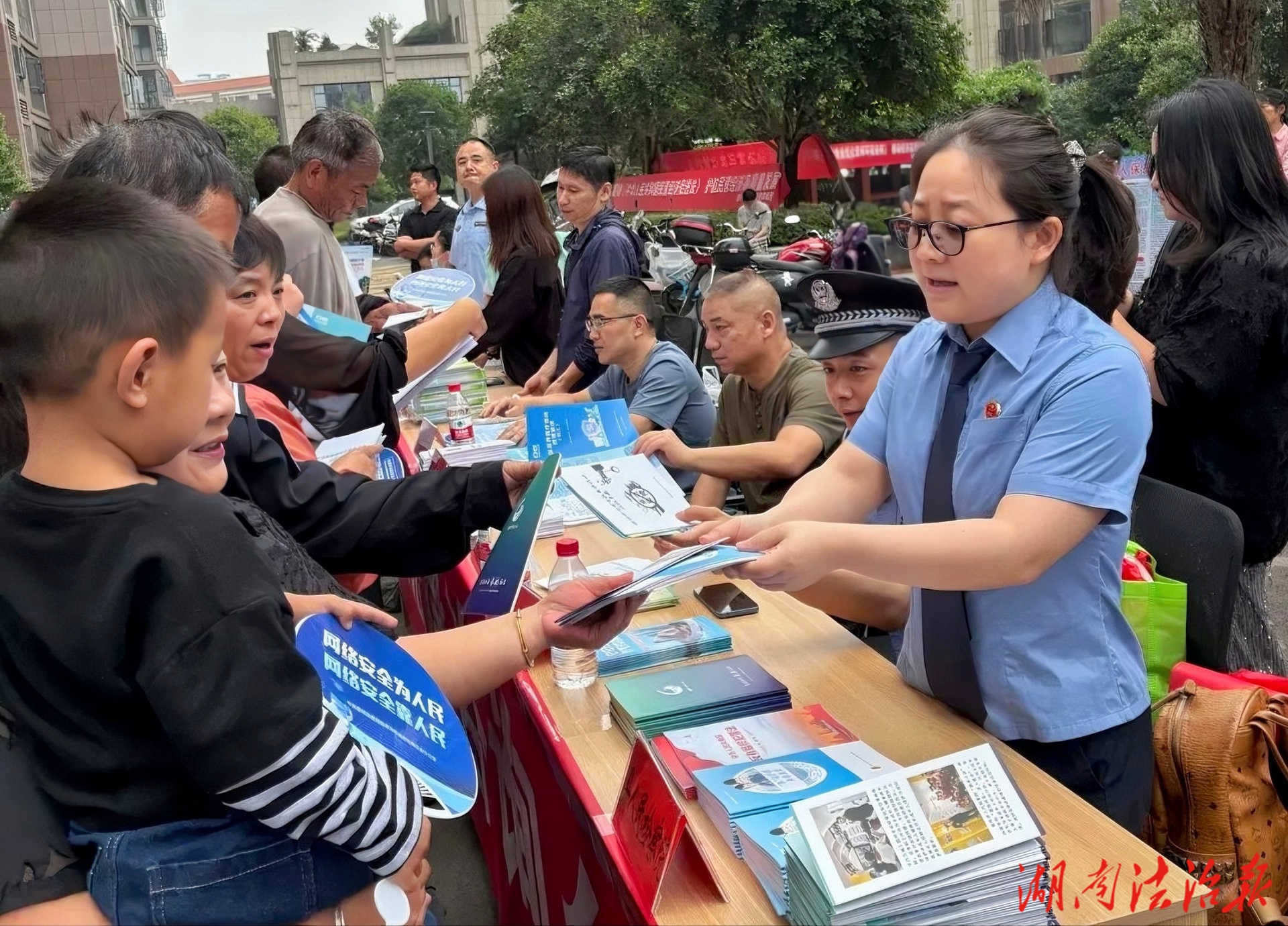 “典”亮生活，守護(hù)美好：慈利縣人民檢察院開展“民法典宣傳月”普法活動