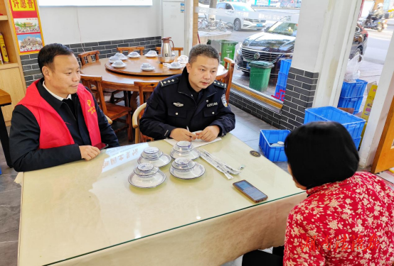 周河：“只要社區(qū)平安，我這頭發(fā)白得值!”