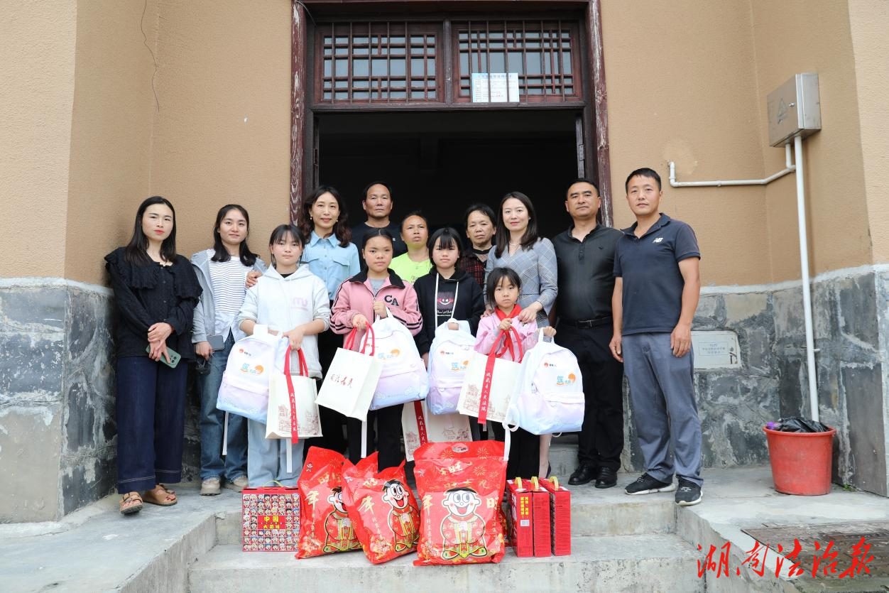 家庭教育宣傳周丨鳳凰法院：攜手婦聯(lián)走訪慰問困境未成年人 共繪“護(hù)蕾”同心圓