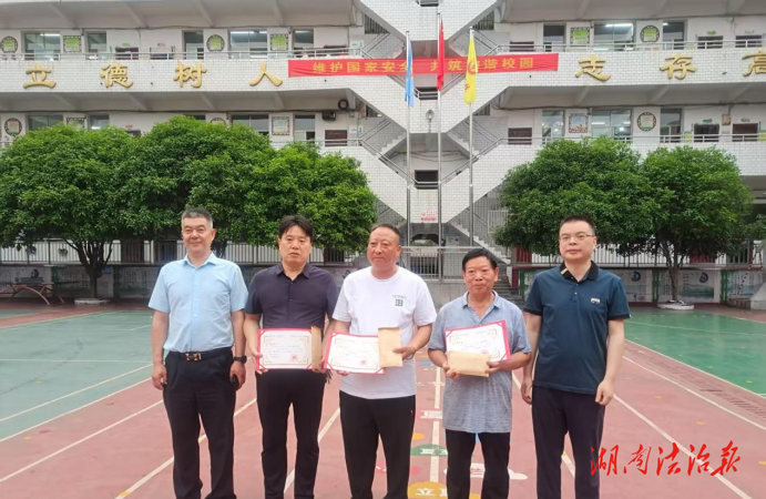 火場(chǎng)逆行暖人心 平民英雄獲表彰