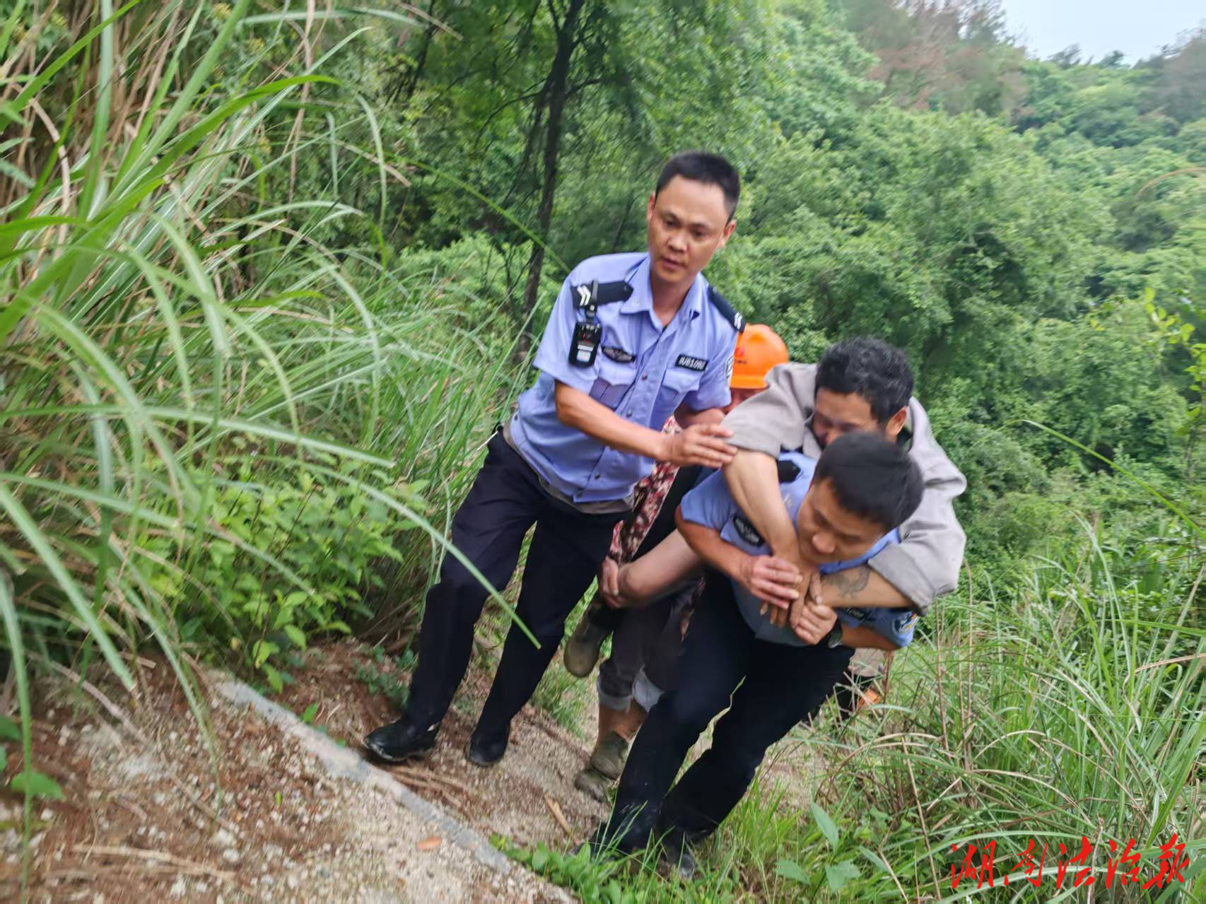 男子垂釣不慎落水  警民合力化險(xiǎn)為夷