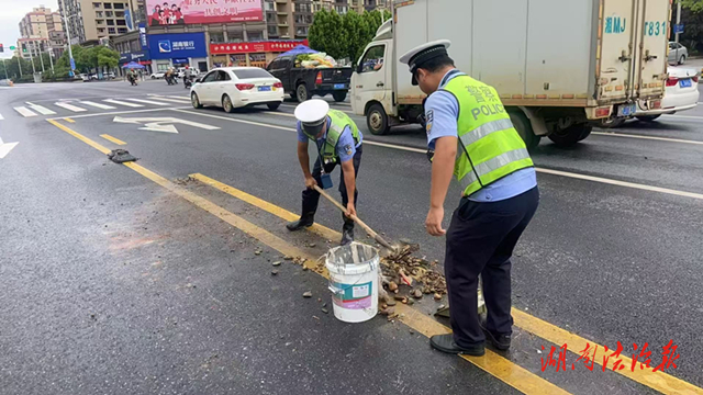 道縣：碎石散落路面 交警清理保暢