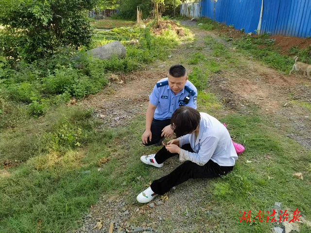 七旬老人跌坐沙場體力不支 派出所暖心救助獲贊譽