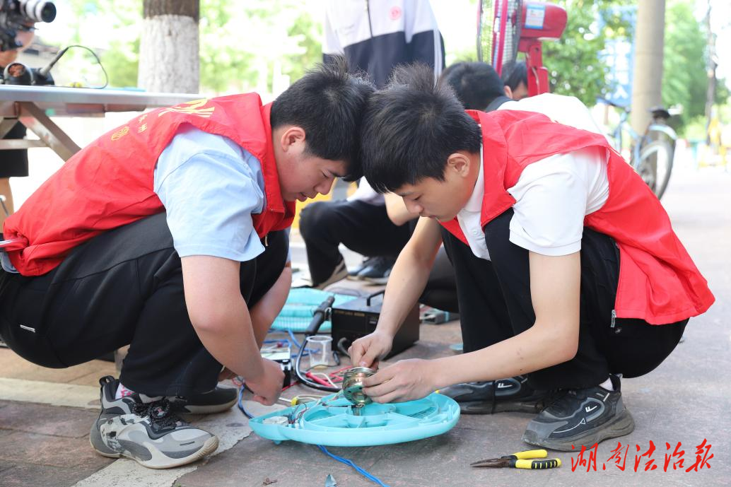 藍(lán)山職中機(jī)電專業(yè)組開展“技能惠民”公益行動 以專業(yè)實踐服務(wù)社區(qū)民生