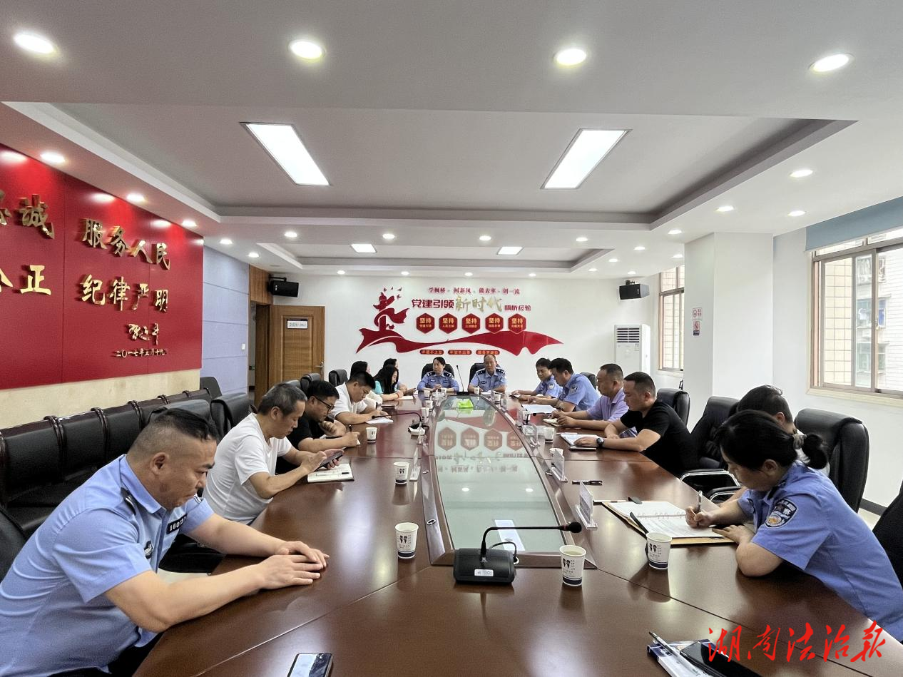 深化警社聯(lián)動(dòng) 筑牢人民防線 紅旗門(mén)派出所與街道社區(qū)進(jìn)行溝通聯(lián)動(dòng)