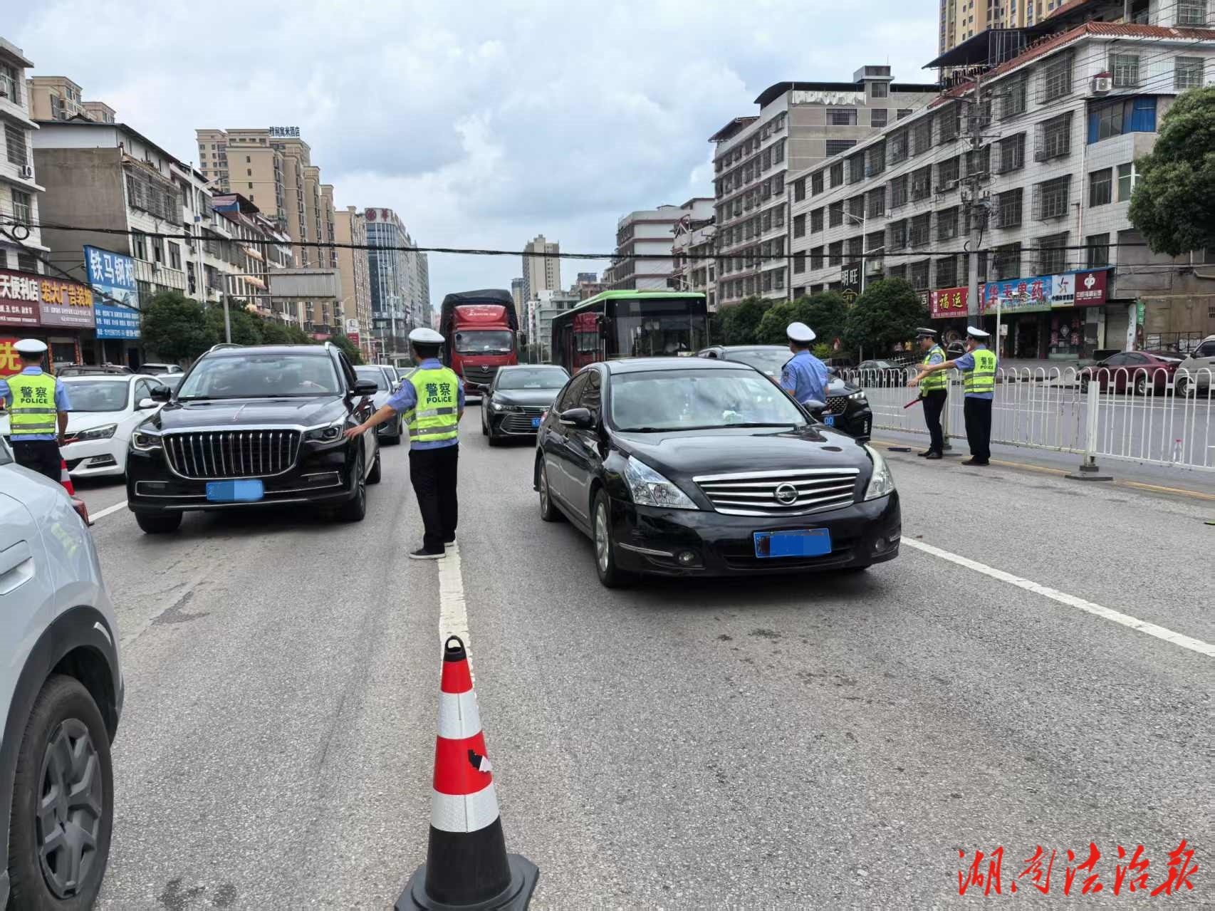邵東公安交警持續(xù)嚴(yán)查酒醉駕違法行為