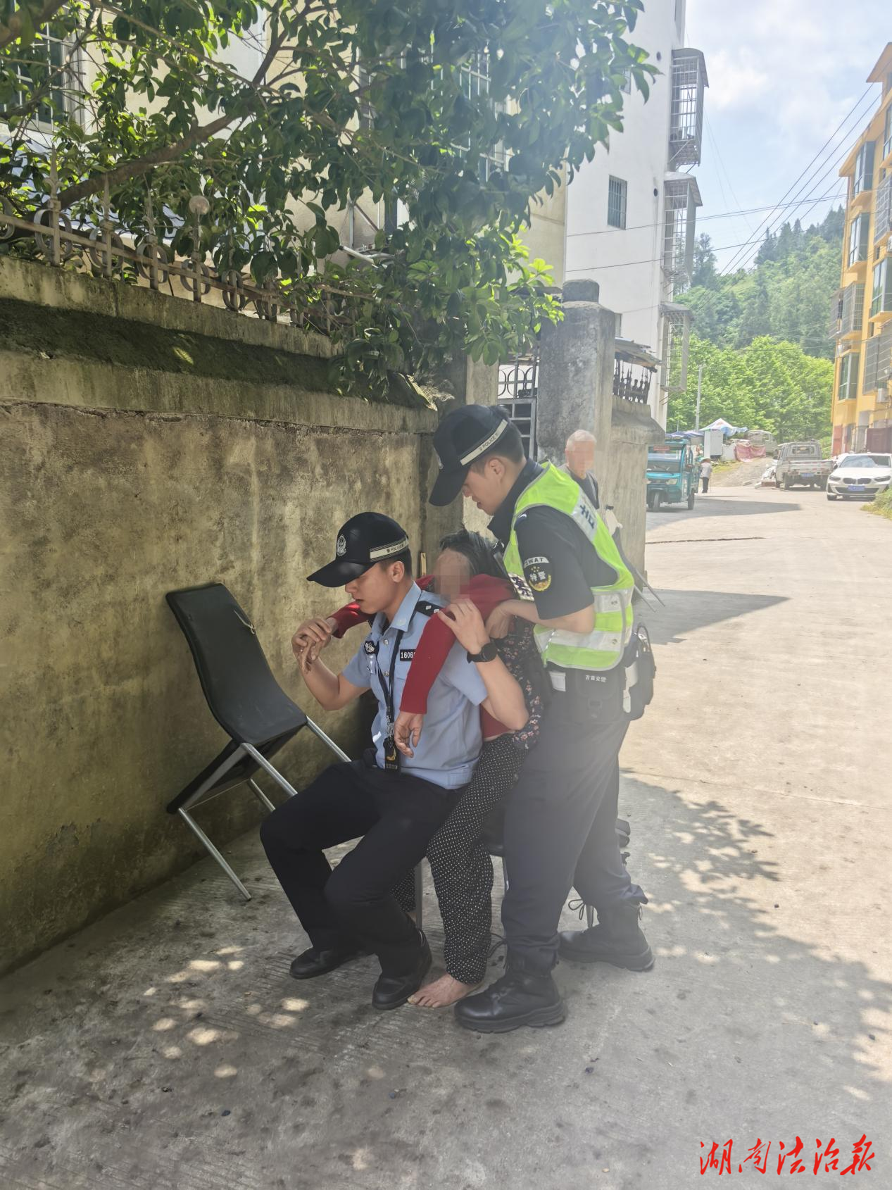 車(chē)流中“背”出來(lái)的回家路！吉首交警暖心護(hù)送迷途老人?