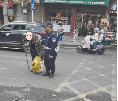 【暖心警事】攙扶老人過(guò)馬路---特警“舉手之勞”暖人心