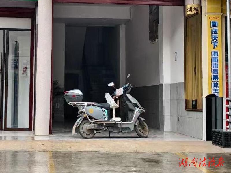 邵陽城步：一居民因違規停放電動車占用安全出口被罰