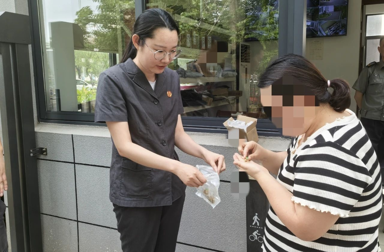 【以案釋法】網(wǎng)購首飾貨不對板？法官調(diào)解助維權(quán)