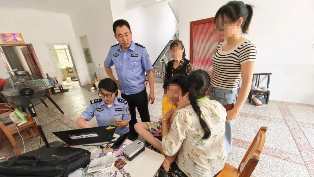 【我為群眾辦實(shí)事】“他在鬧，她在笑”：一場特殊的身份證辦理