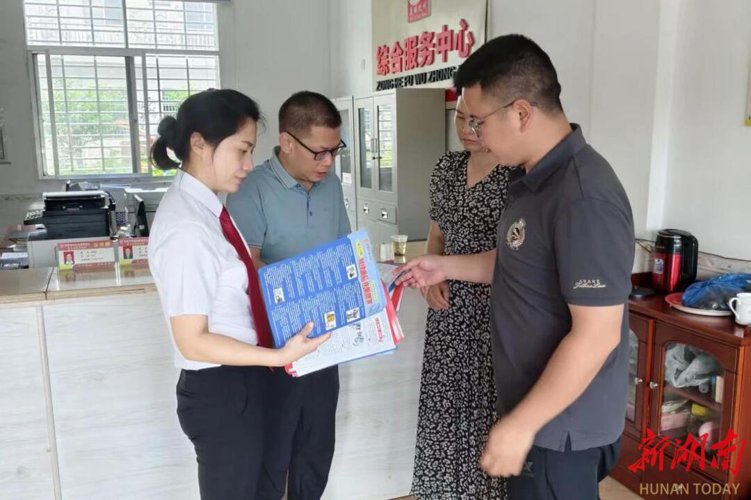 聽(tīng)代表聲音，做實(shí)普法宣傳