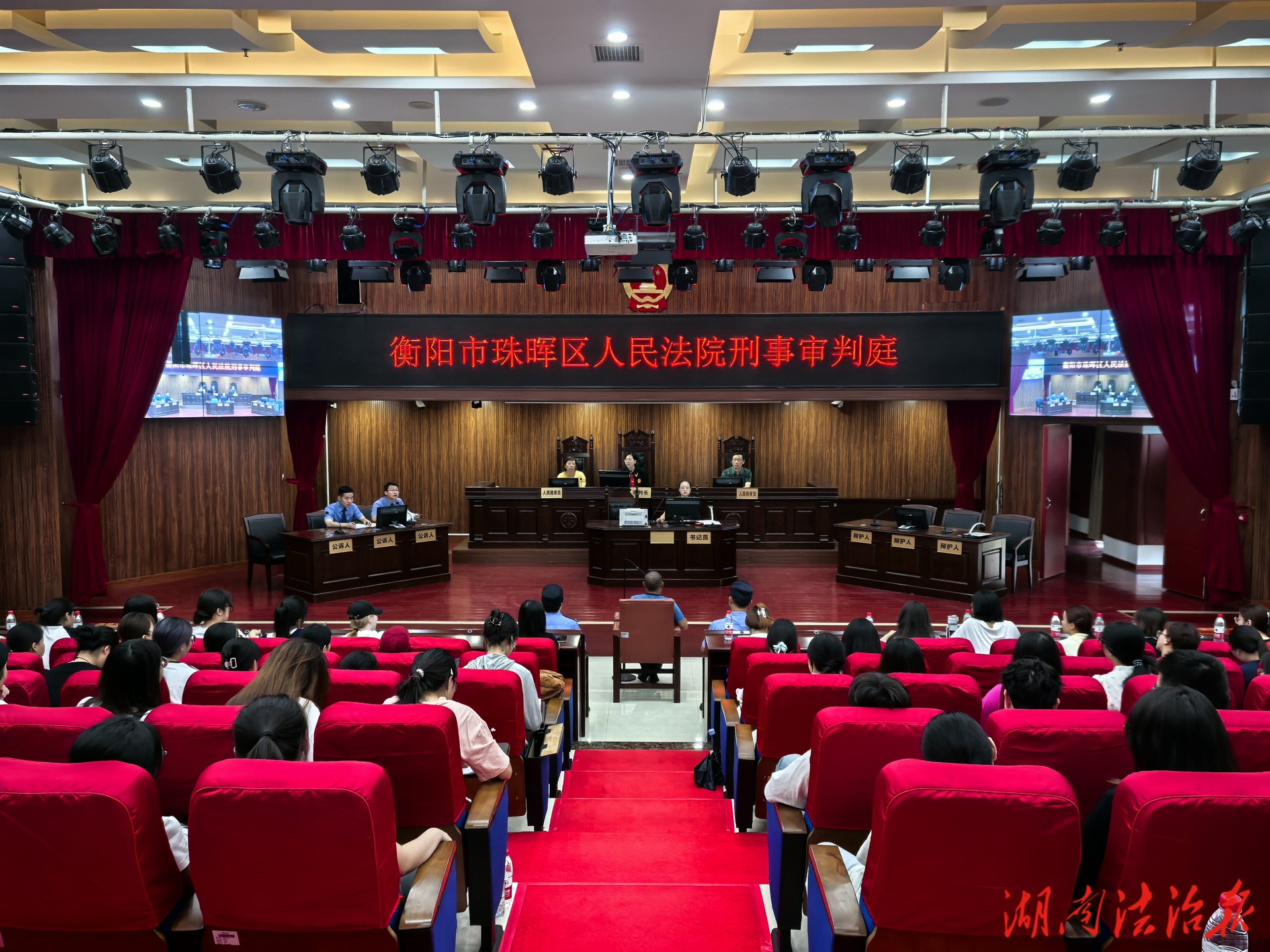 從課本到法庭!讓知識(shí)“活”起來——珠暉區(qū)人民法院開展“法院公眾開放日”活動(dòng)