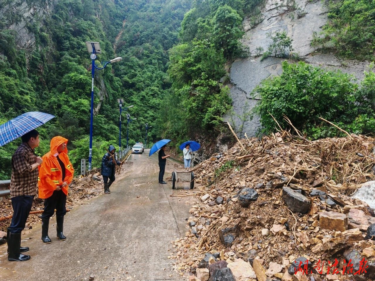 武陵源公安：“警”急出動 “泥”流而上，全力護(hù)航6輛滯留車輛安全通行