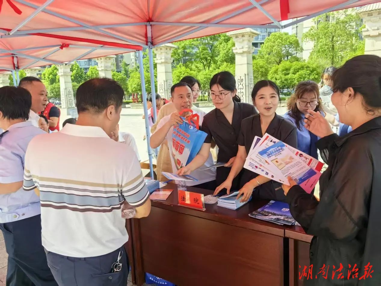 “典”亮生活，“法”潤(rùn)心田——湘鄉(xiāng)法院開展2025年“民法典宣傳月”暨優(yōu)化法治化營(yíng)商環(huán)境主題宣傳活動(dòng)