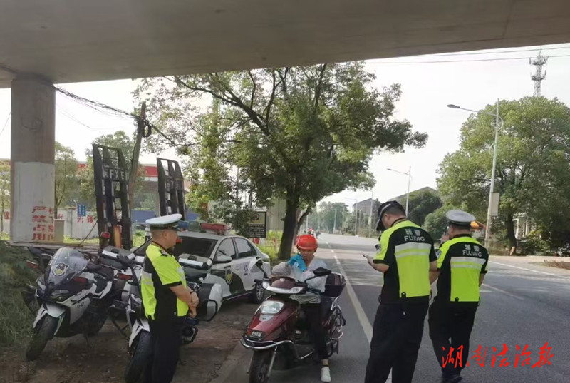 常德經(jīng)開區(qū)交警深化推進“兩車”違法行為專項整治行動