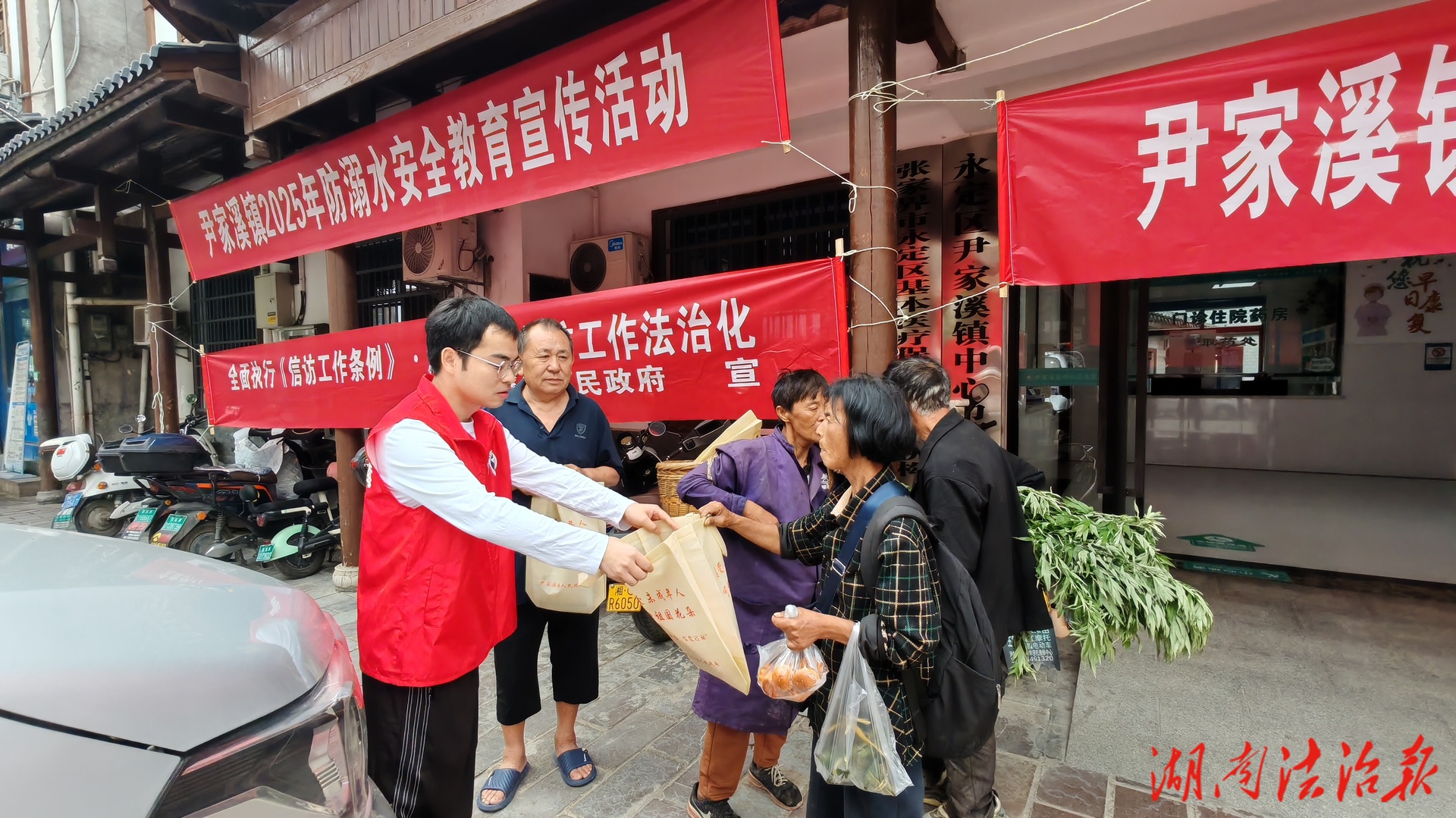 尹家溪鎮(zhèn)：趕大集“出圈”，多領(lǐng)域政策宣傳“熱”力全開(kāi)