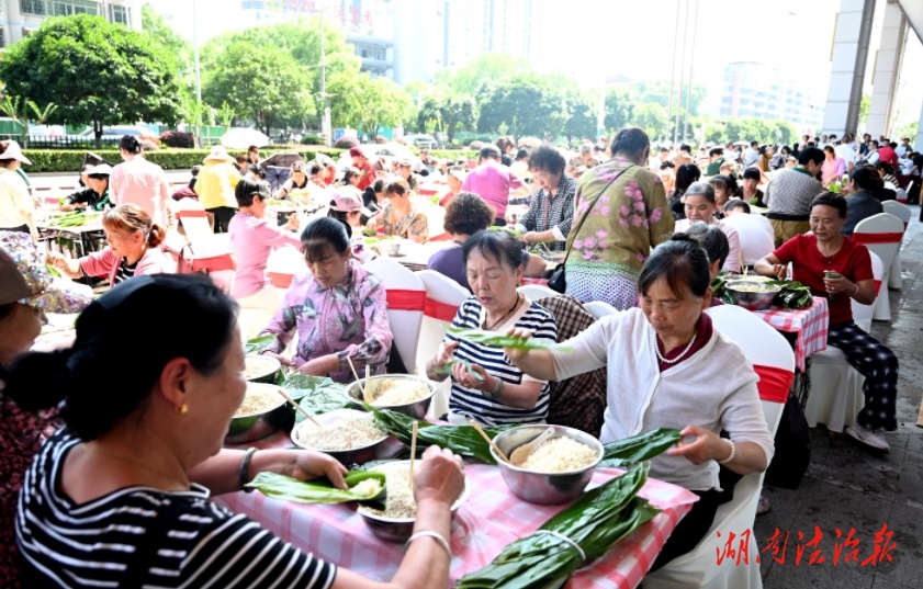 粽香傳非遺 溫情暖鄰里   邵陽大飯店端午包粽子大賽弘揚傳統文化