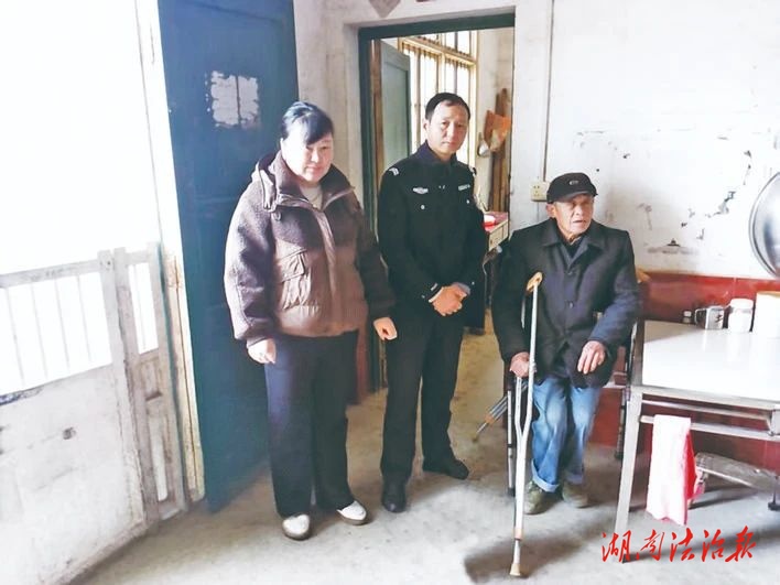 輔警爬上4米高屋頂救火不慎跌落——“你們先救火，我緩一緩就能爬起來(lái)”