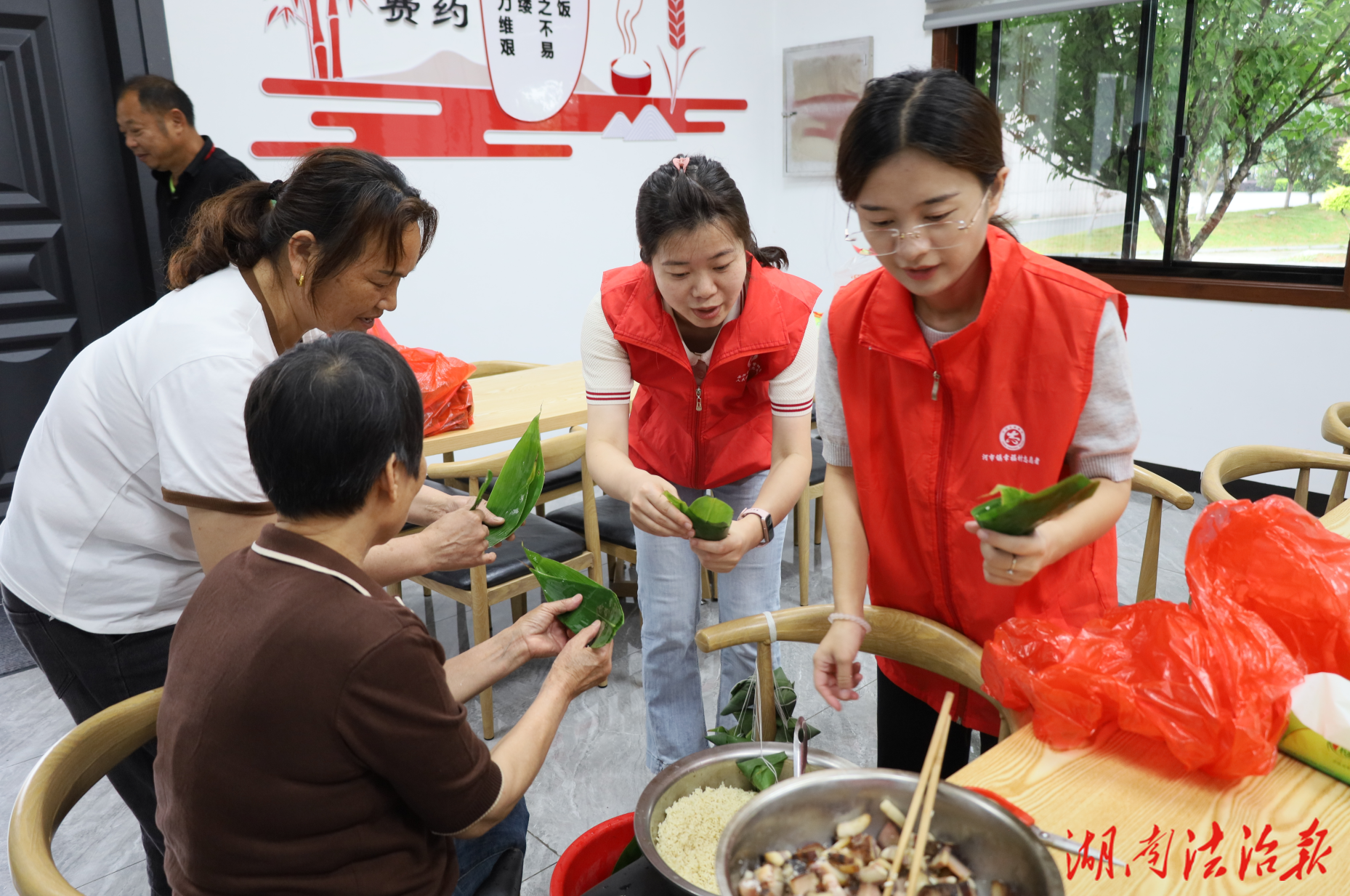 “粽”情端午，“檢”愛相隨——屈原管理區(qū)人民檢察院開展端午節(jié)志愿服務(wù)活動
