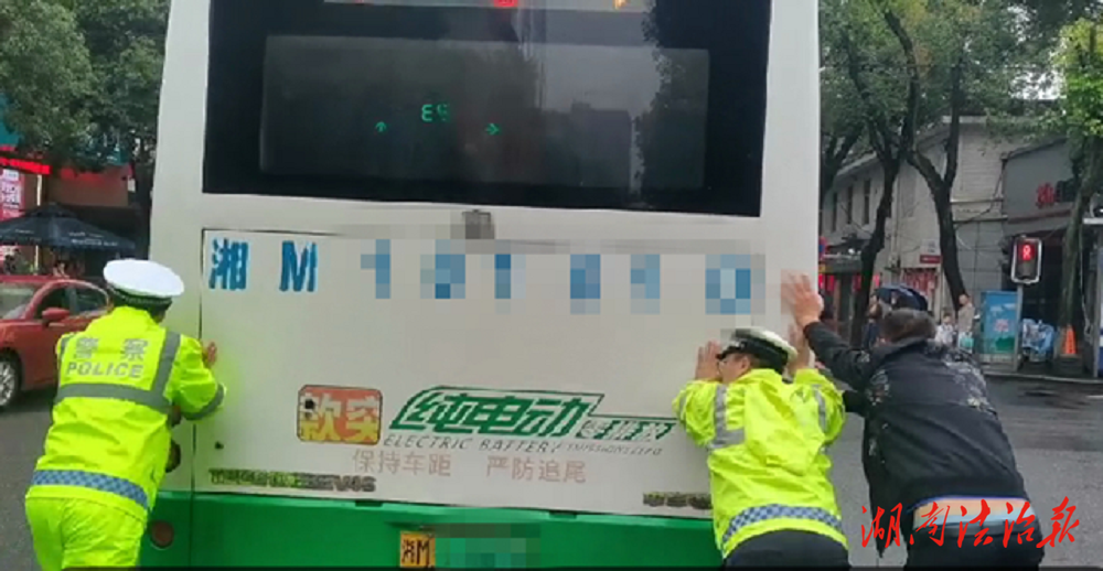 道縣：公交車故障“趴窩” 交警化身“推車俠”
