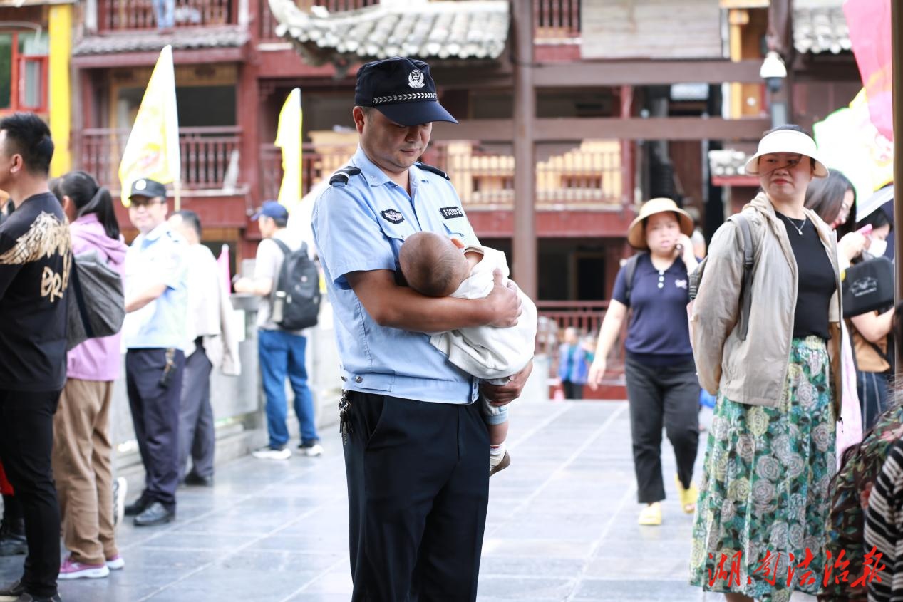 警察叔叔化身“奶爸”幫忙抱娃，安全感十足