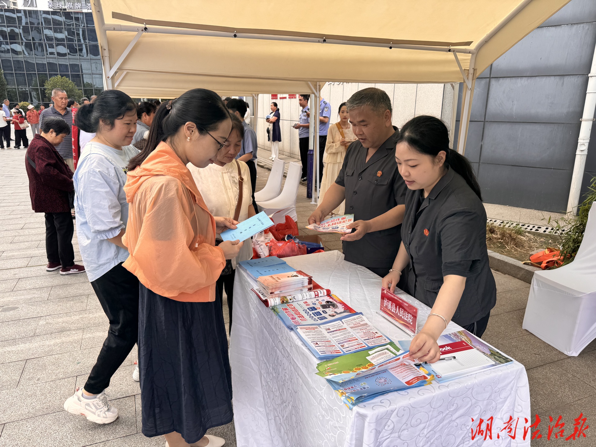 瀘溪法院積極參加“三官一員”活動(dòng)，面對(duì)面服務(wù)群眾