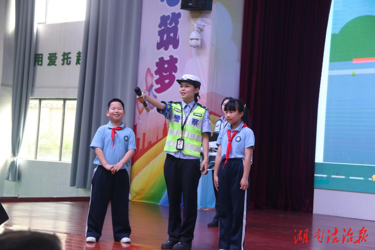 “交通安全實(shí)景劇”上演！萌娃玩轉(zhuǎn) “安全駕駛小課堂”