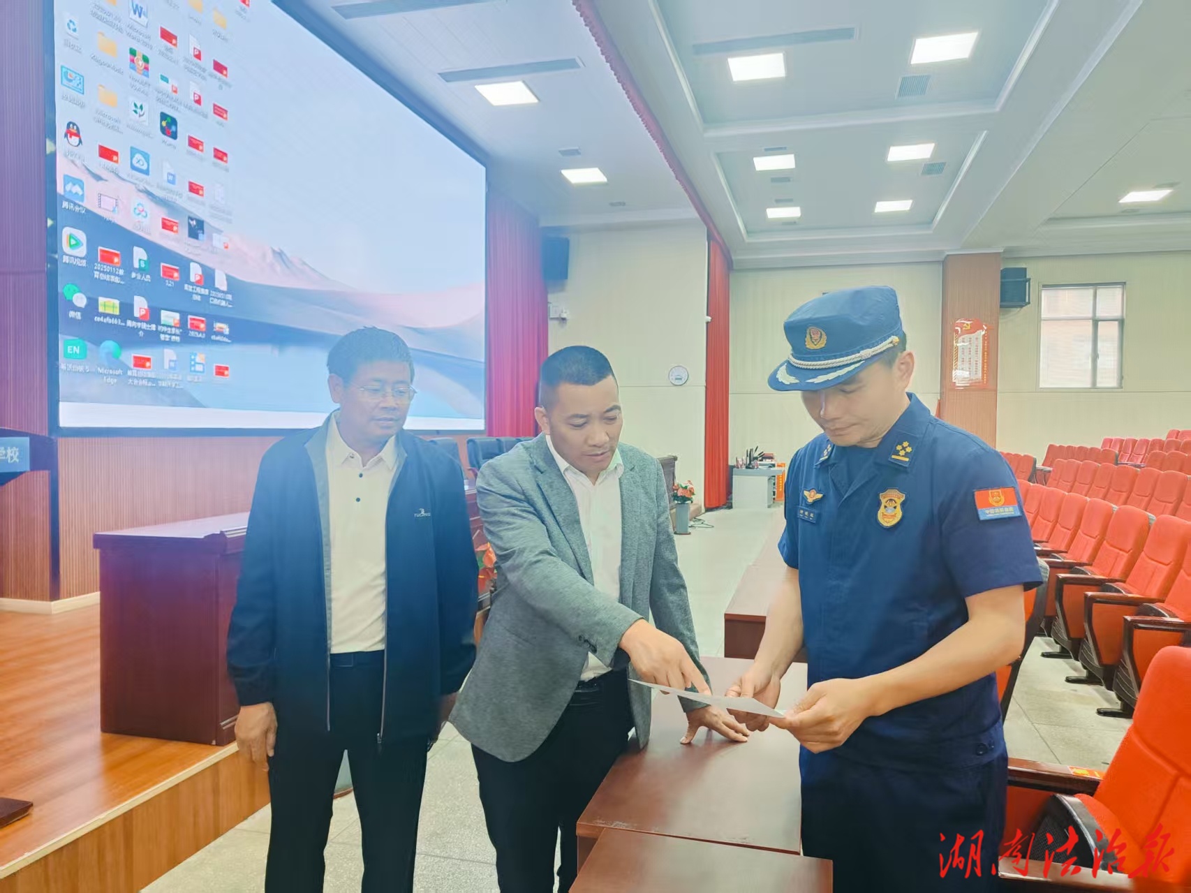 洞口大隊聯(lián)合多部門開展高考涉考場所消防安全檢查