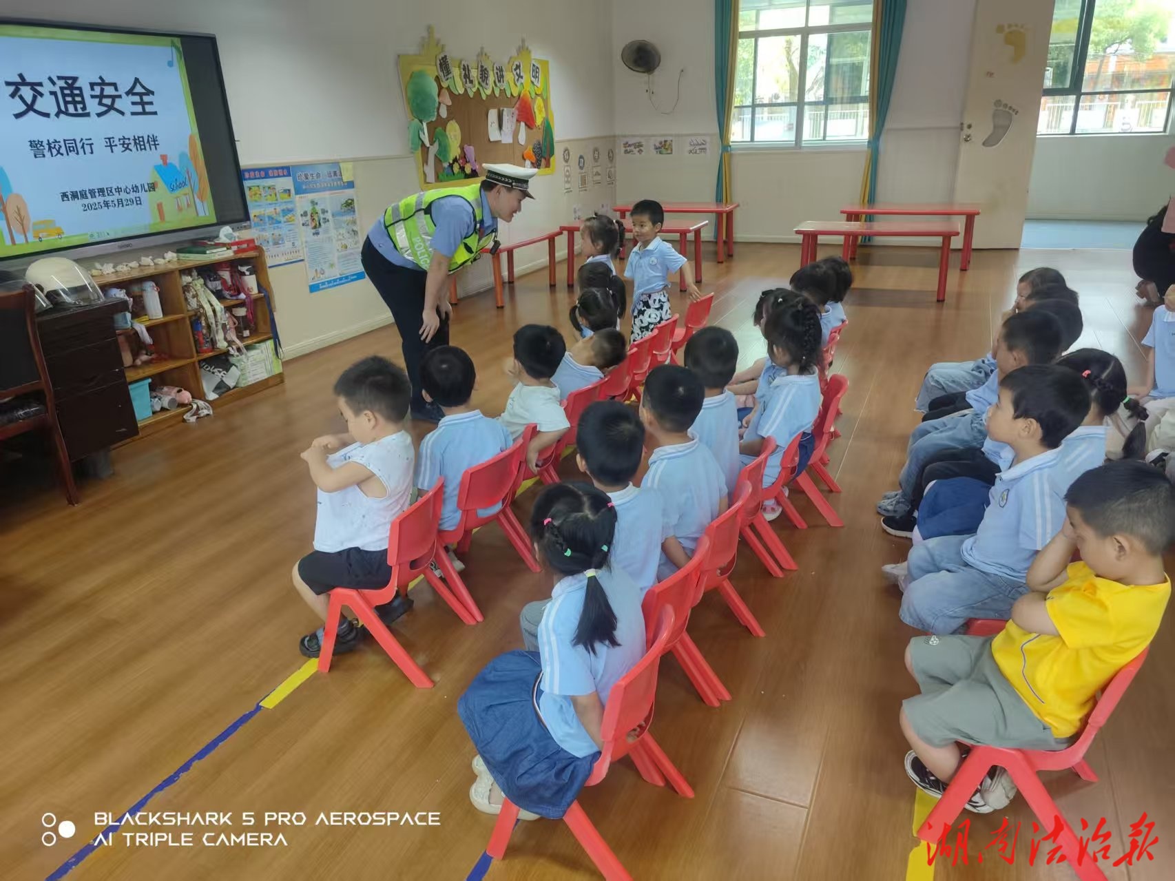 西洞庭公安交警走進轄區(qū)幼兒園開展交通安全知識宣講活動