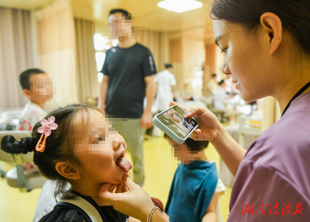 中醫(yī)外治護(hù)童心，健康禮遇慶雙節(jié)——道縣人民醫(yī)院“六一”義診惠及200余名兒童