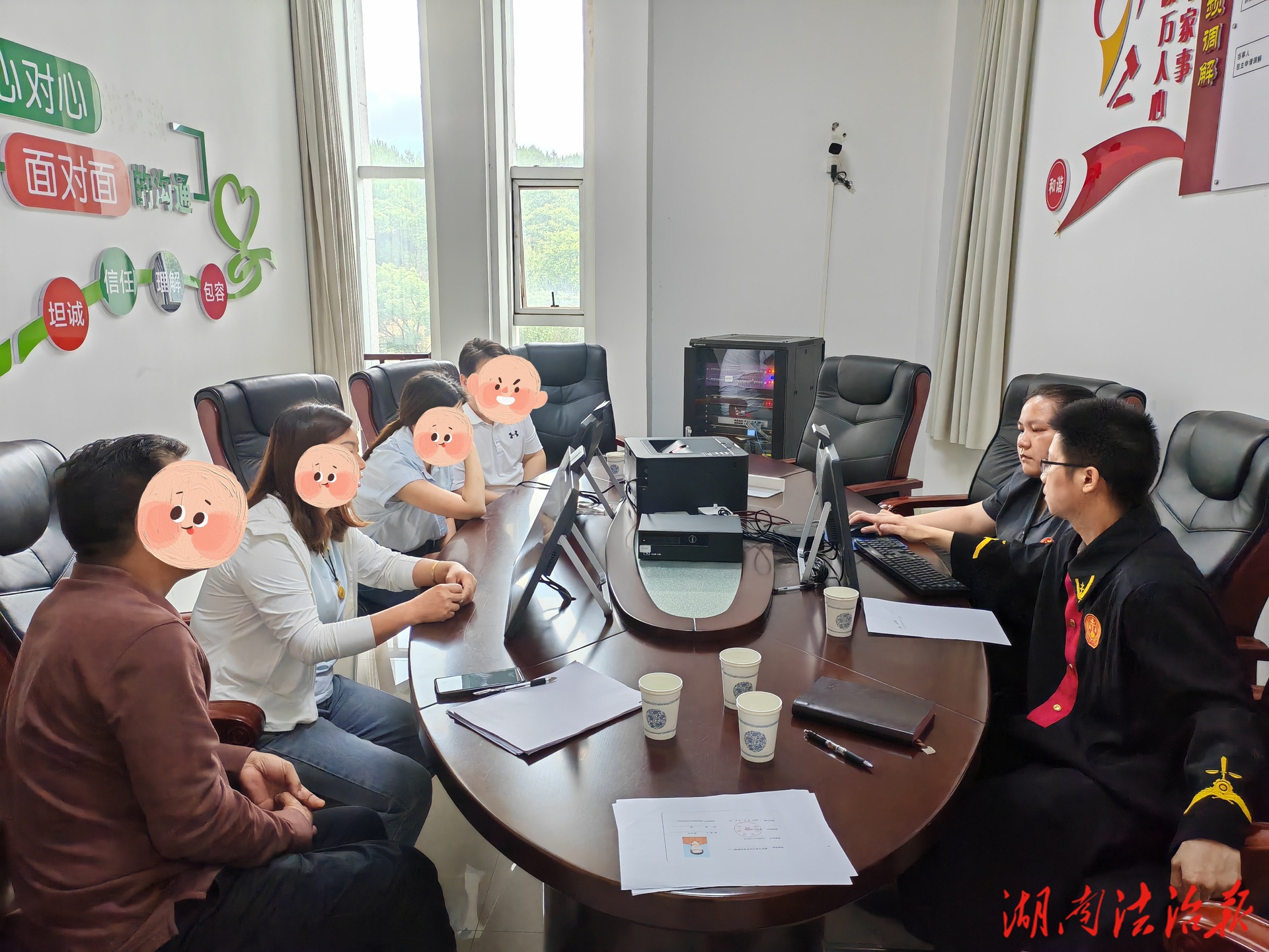 法官溫情調(diào)解化糾紛 法警嚴(yán)謹(jǐn)安檢護(hù)平安