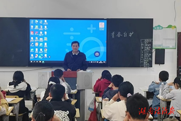 回龍圩：政法“五老”進(jìn)校園 普及法治護(hù)青春